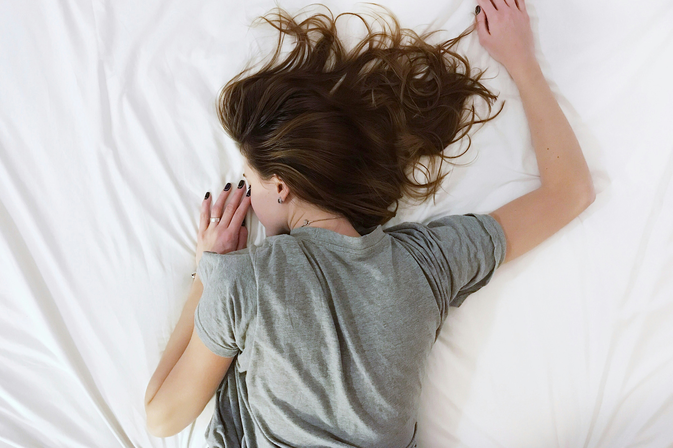 Quelles sont les conséquences de dormir sur le ventre ?